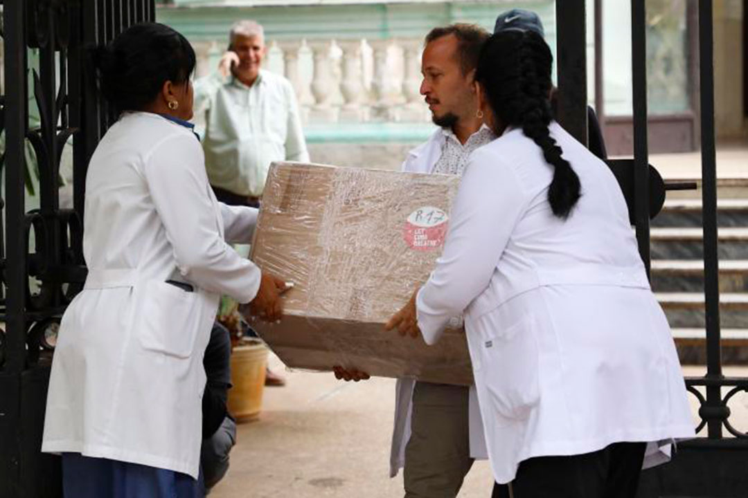 Entrega de donaciones a institución de Salud en Cuba.
