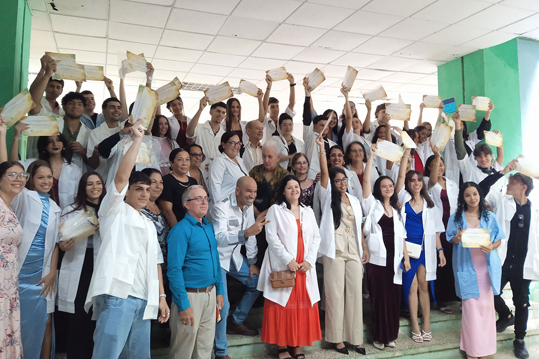 Estudiantes y profesores del Colegio Universitario de Ciencias Médicas de Villa Clara.