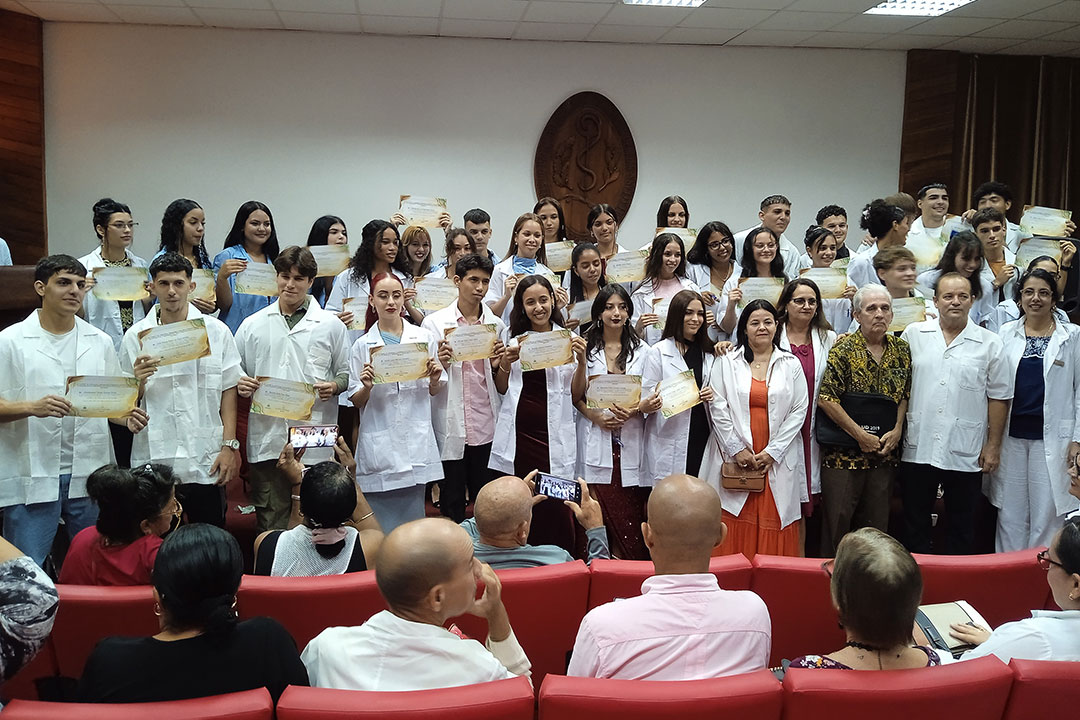 Primeros graduados del Colegio Universitario de Ciencias Médicas de Villa Clara.