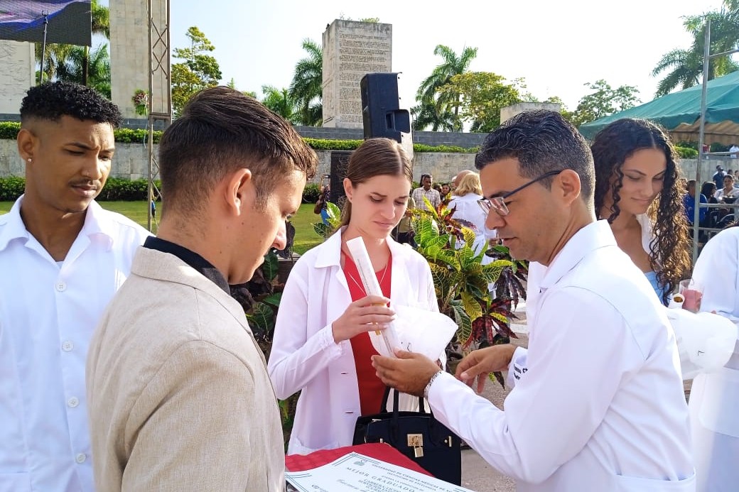 Entrega de diplomas a graduados de Ciencias Médicas.