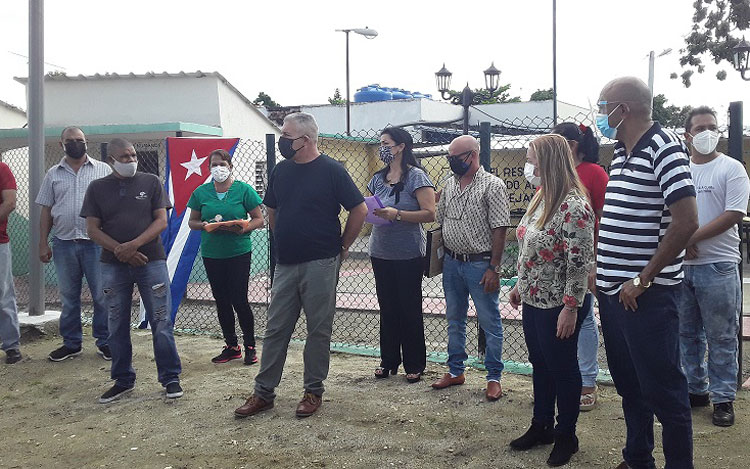 Yudí Rodríguez Hernández y Alberto López Díaz, primera secretaria del Partido y Gobernador de Villa Clara, respectivamente, de conjunto con sus homólogos de Santa Clara, dejaron reinaugurada este domingo la Clínica Veterinaria de la Subplanta.