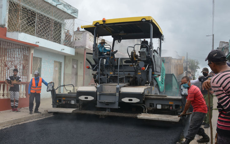 Con los escasos recursos disponibles, se emprendió la urbanización de algunas zonas de Condado Sur y la pavimentación de las calles más deterioradas. (Foto: Ramón Barreras Valdés)