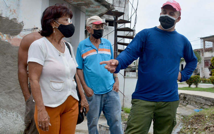 En su primer mandato como presidenta del consejo popular Condado Sur, Marí­a Teresa Sánchez Rodrí­guez se ha ganado el respeto y la credibilidad de los vecinos con un diálogo franco y permanente. (Foto: Ramón Barreras Valdés)