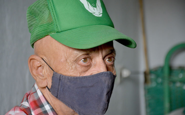 De sus 79 años de vida, Silvio Nelson ívalos Arredondo ha pasado 37 en el Condado. Hace dos semanas duerme sobre un colchón nuevo y ya no se preocupa por los estragos que pueda causar la lluvia en su casa. (Foto: Ramón Barreras Valdés)