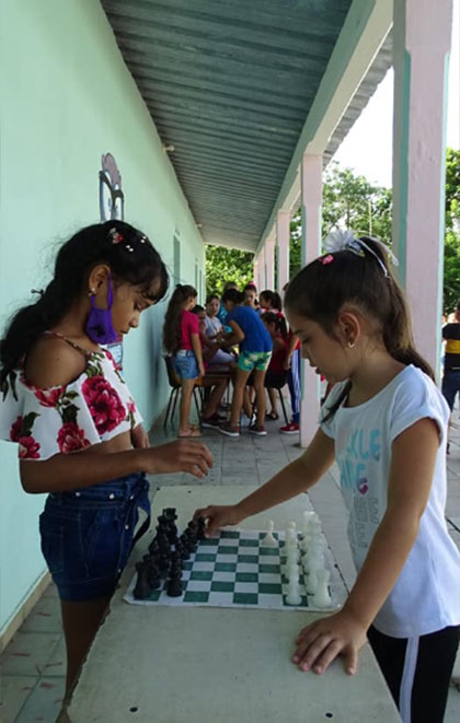 Niñas jugando ajedrez durante el inicio del verano en Jorobada, Manicaragua,