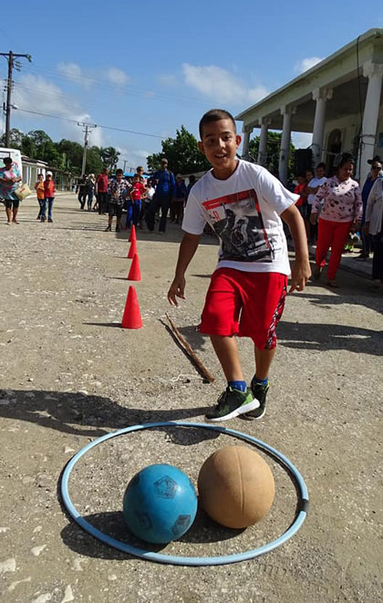 Niño en actividad deportivo-recreativa durante el inicio del verano en la comunidad de Jorobada, Manicaragua.