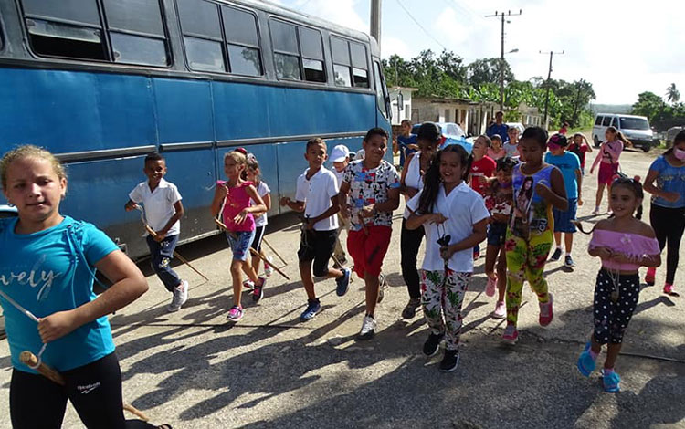 Actividad recreativa en el inicio del verano en la comunidad de Jorobada, en Manicaragua.