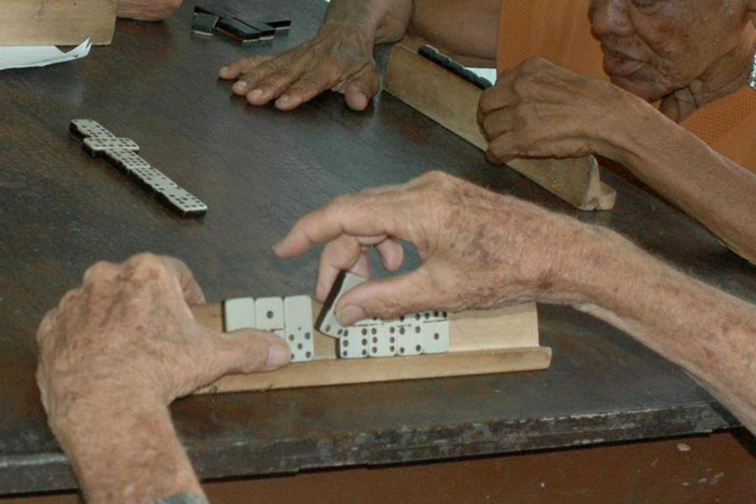 Ancianos jugando dominó.