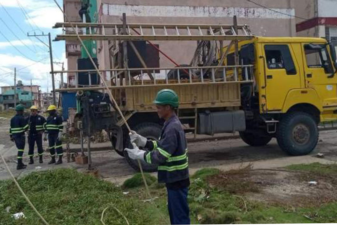 Trabajadores eléctricos en reparación de lineas