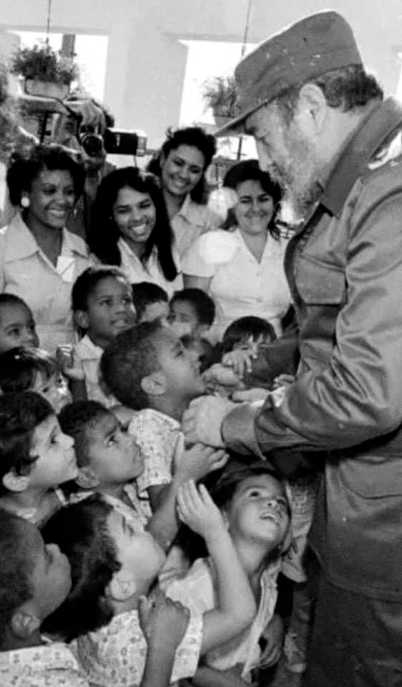 Fidel con niños cubanos.