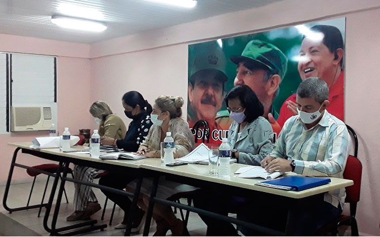 El encuentro fue presidido (de izquierda a derecha) por Serguey Martín Guerra, miembro del Buró Provincial del PCC, y Gloria Carmenate Rodríguez, miembro del Secretariado del Sindicato Nacional de Trabajadores de la Educación, la Ciencia y el Deporte (SNTECD.)   