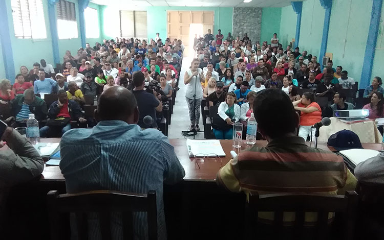 Reunión con trabajadores por cuenta propia que laboran en la zona común de Los Framboyanes.