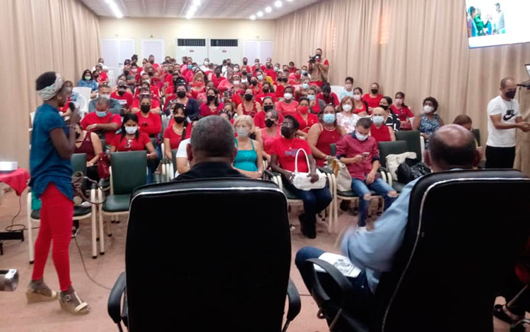 Trabajadores sociales exponen sus experiencias en el encuentro con el gobernador de la provincia de Villa Clara, Alberto López Díaz.