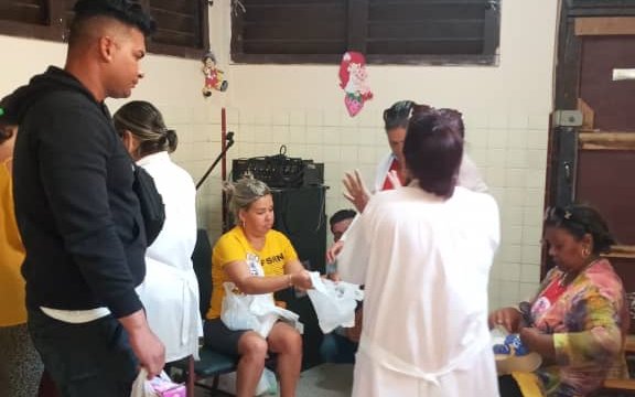 El grupo de trabajadores privados logró recopilar varios productos para mejorar las condiciones de los infantes ingresados. (Foto: Alba Thalía Valle Gómez)