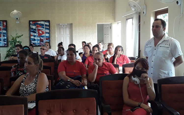 Encuentro del primer secretario del Partido en la provincia, Osnay Miguel Colina, con trabajadores sociales de Santa Clara.