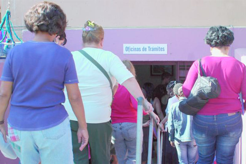 Personas en oficina de trámites.