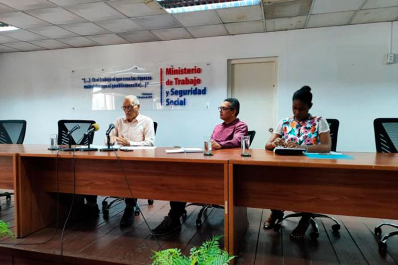 Conferencia sobre actualización de salarios del sector presupuestado en Cuba.