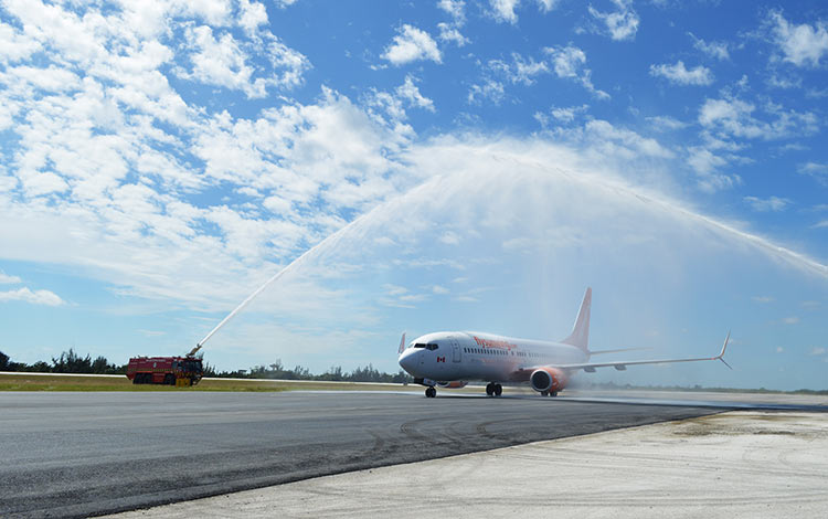 Bautizo del vuelo de la aerolínea canadiense Sunwing Airlines, que reinició las operaciones comerciales internacionales en el aeropuerto Abel Santamaría, de Villa Clara. 