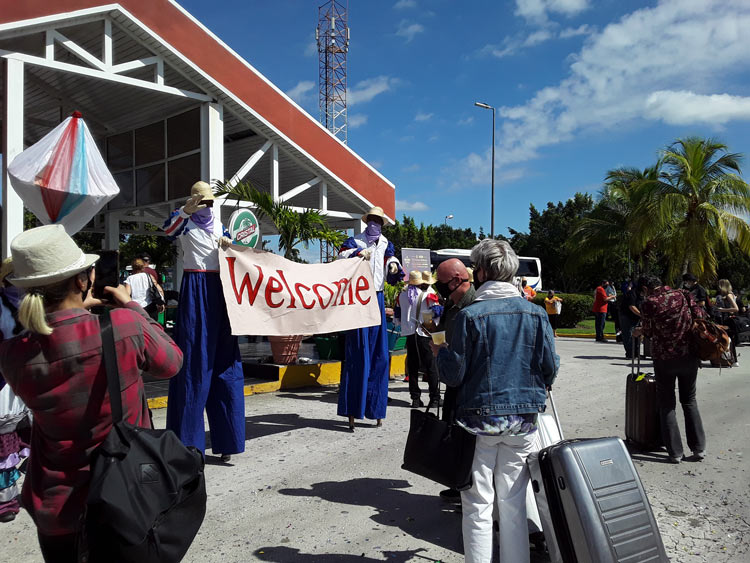 Actividad de bienvenida a los viajeros del vuelo de Sunwing Airlines, procedente de Toronto.