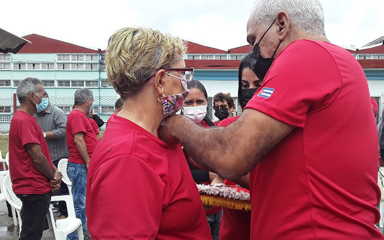 Trabajadores ferroviarios reciben condecoración.