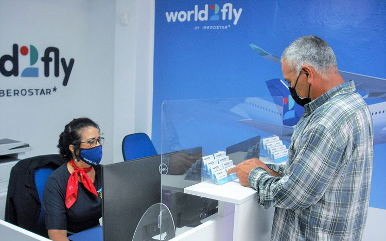 Cliente en la agencia de World2fly en Santa Clara, Cuba.