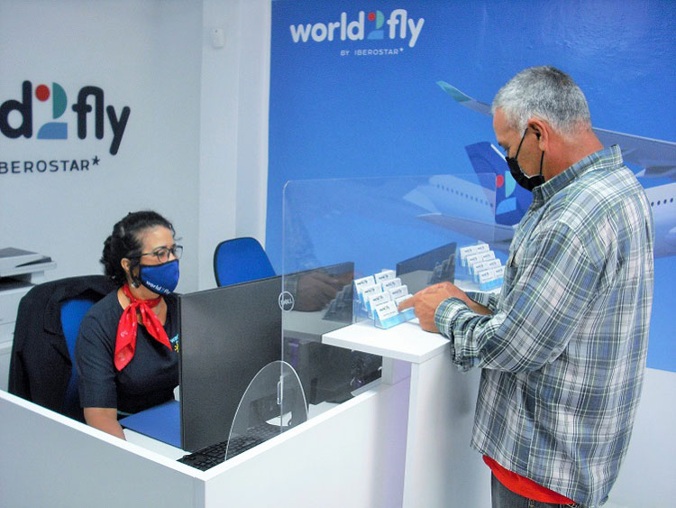 Cliente en la agencia de World2fly en Santa Clara, Cuba.