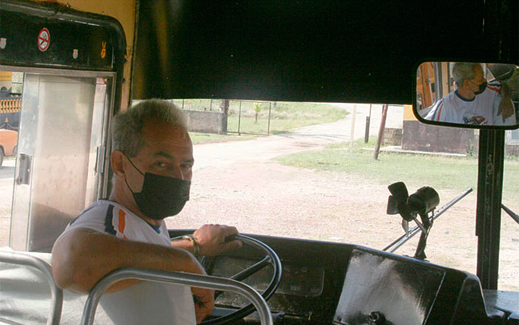 MIchel Bermúdez Hernández, chofer de la base de Transporte Escolar de Corralillo.