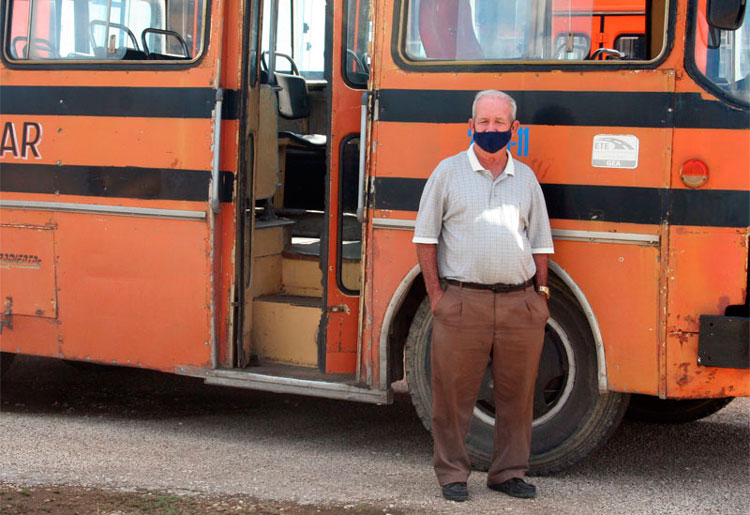 Rodesindo Navarro, chofer de la base de Transporte Escolar de Corralillo.