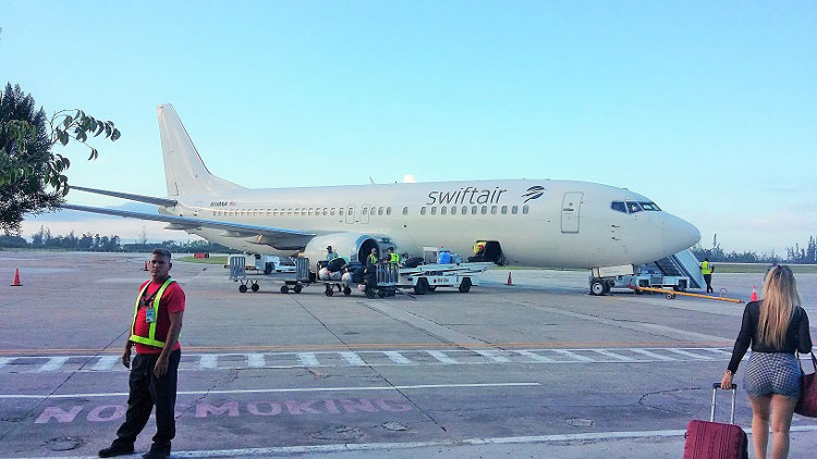 Avión en la pista del aeropuerto internacional Abel Santamaría, de Santa Clara.