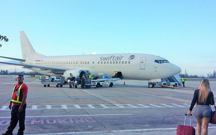 Avión en la pista del aeropuerto internacional Abel Santamaría, de Santa Clara.