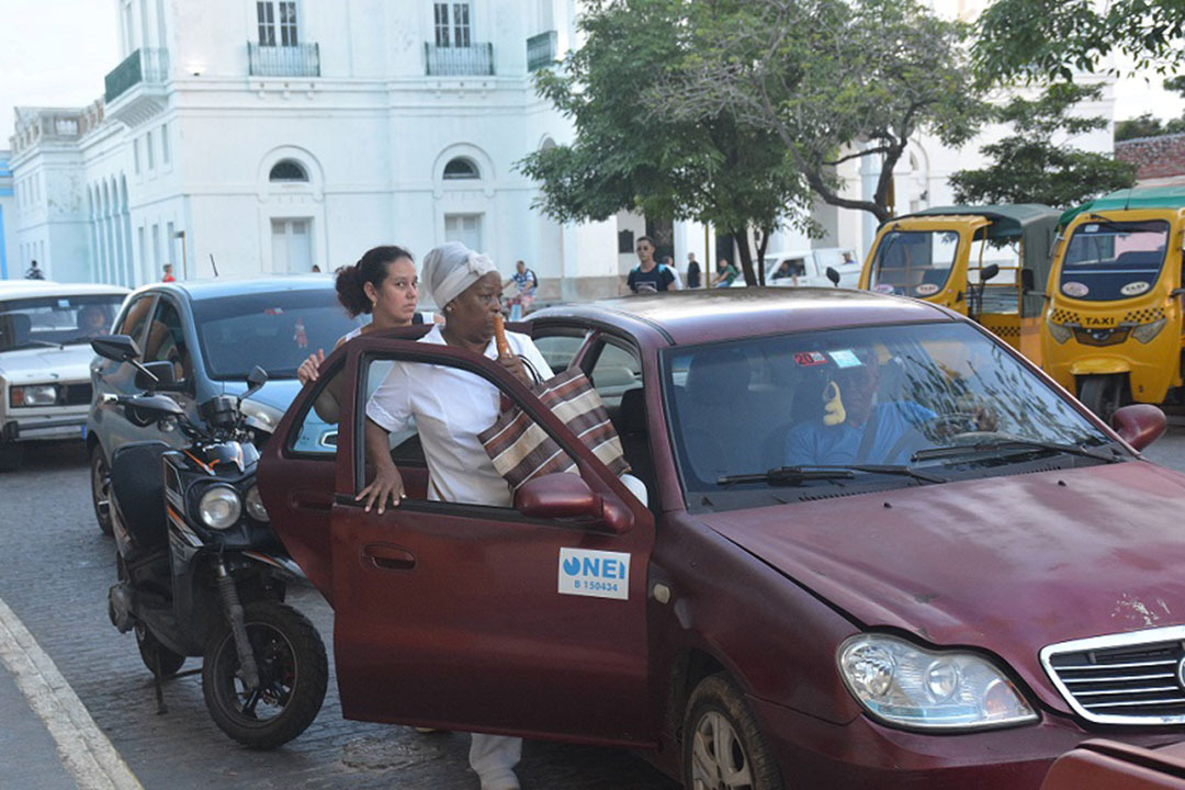 Autos de empresas apoyan el transporte público en Santa Clara.