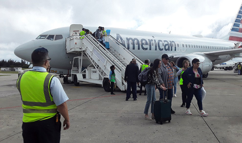 Llegada de un vuelo de American Airlines al aeropuerto internacional de Santa Clara, Cuba.