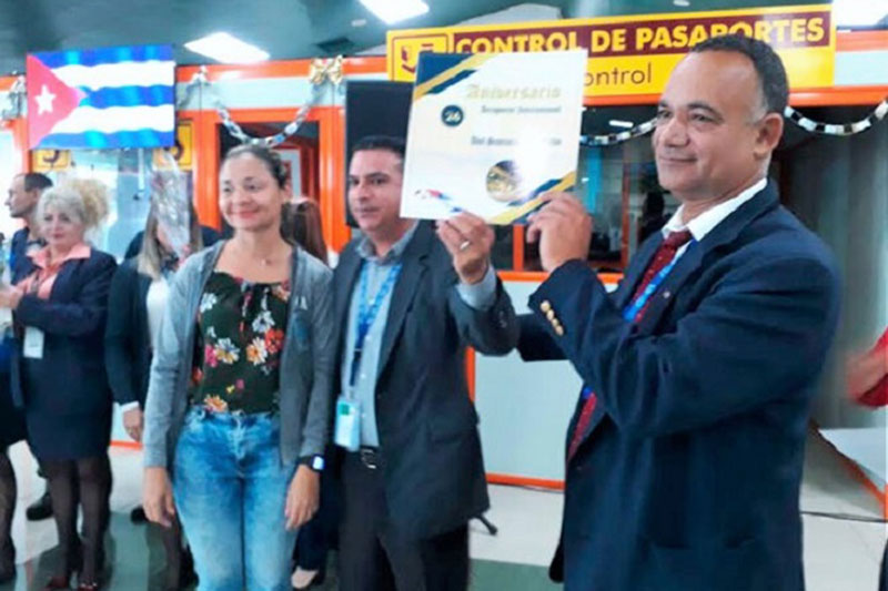 Durante la celebración por el aniversario 26, la terminal aérea recibió un reconocimiento por parte del Sindicato de Trabajadores de Transporte y Puertos en Santa Clara. (Foto: Ricardo R. González)