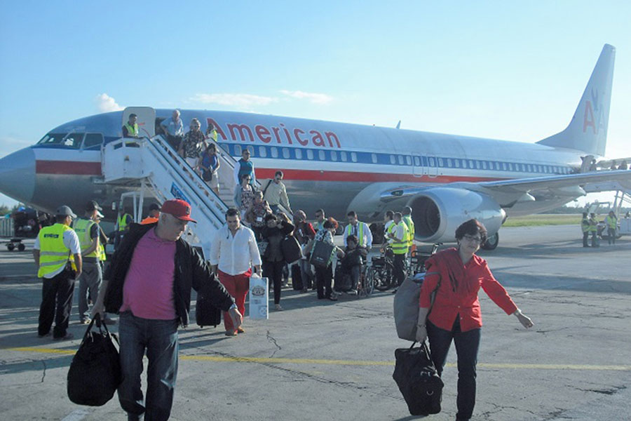 Llegada de un vuelo de American Airlines al aeropuerto internacional Abel Santamaría, de Santa Clara, Cuba.