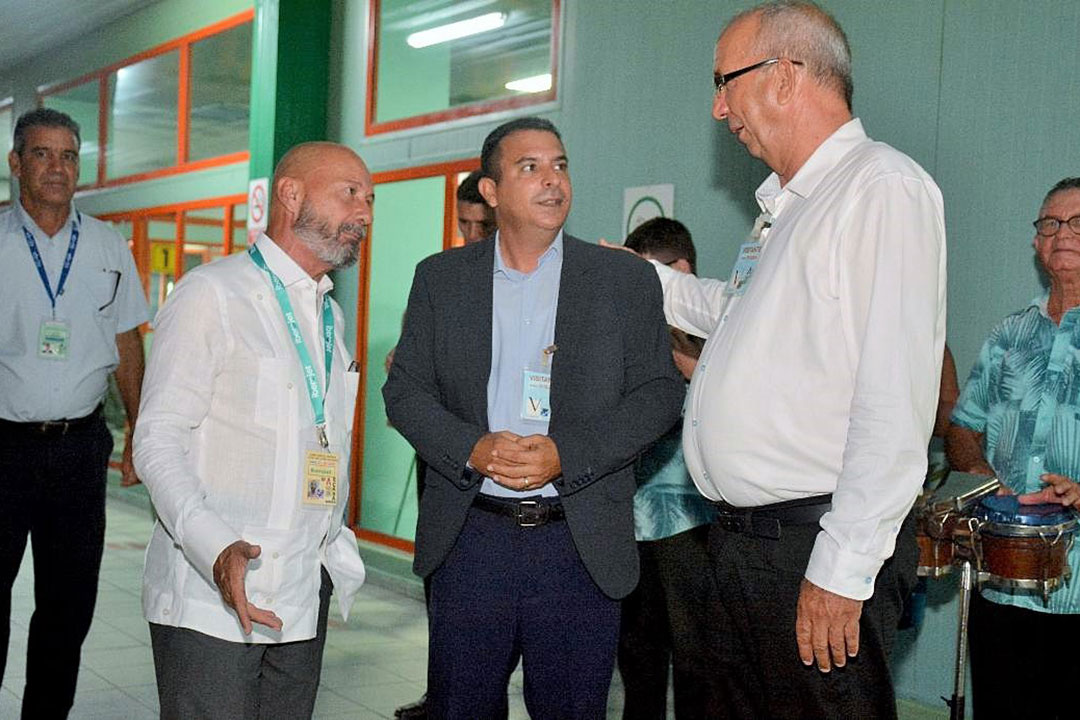 Lester Roberto Bello Véliz, director general del aeropuerto santaclareño (en el centro de la foto), intercambia con representantes de agencias de Turismo minutos después de la llegada de la aeronave.