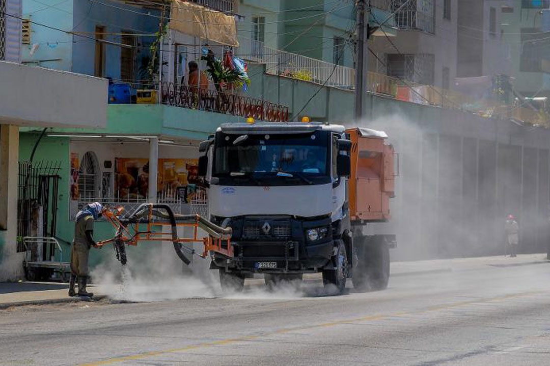 Equipo en la reparación de calle