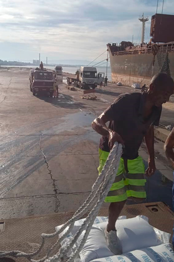 Trabajadores cargan camiones con  sacos de arroz en el puerto de Cienfuegos, con destino a Villa Clara.