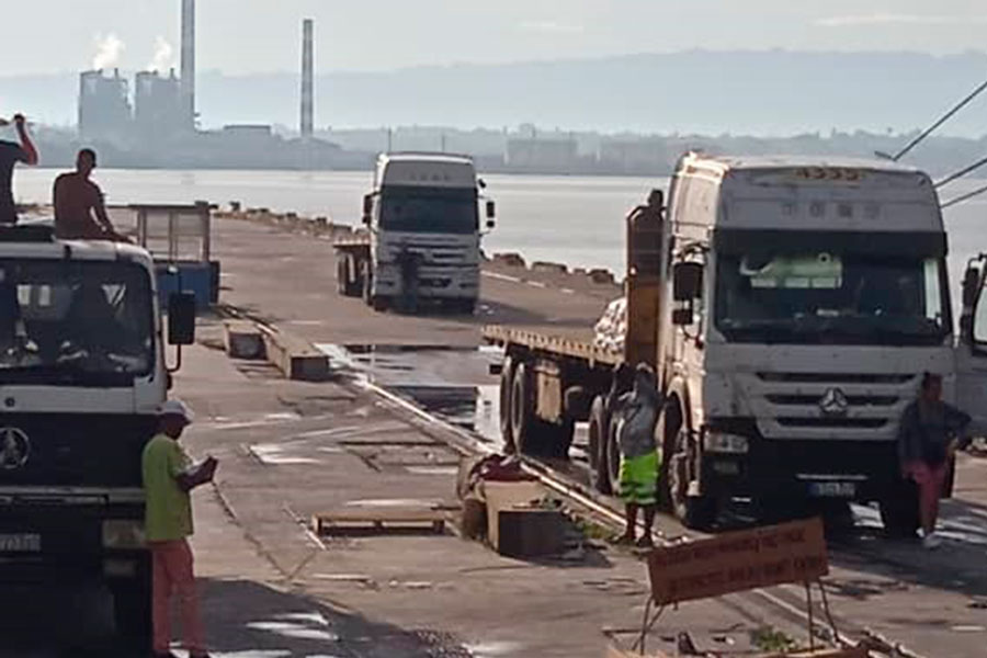 Vehículos de la Empresa Camiones del Centro cargan arroz en el puerto de Cienfuegos.