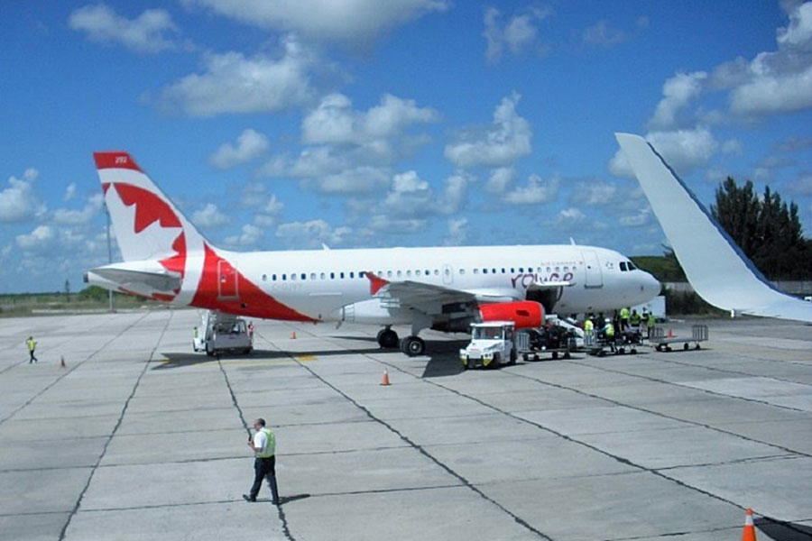 Llegada de avión de Canadá.