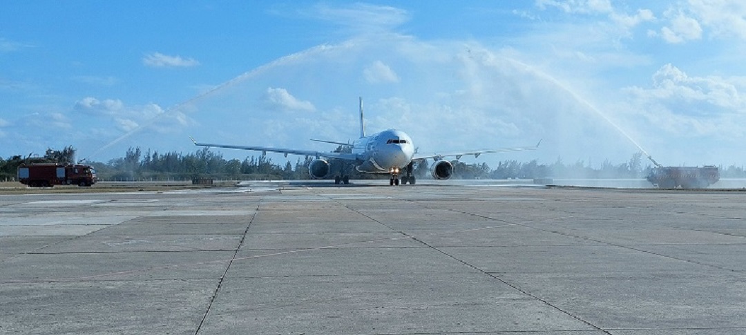 Arco de agua para recibir aeronave proveniente de Praga.