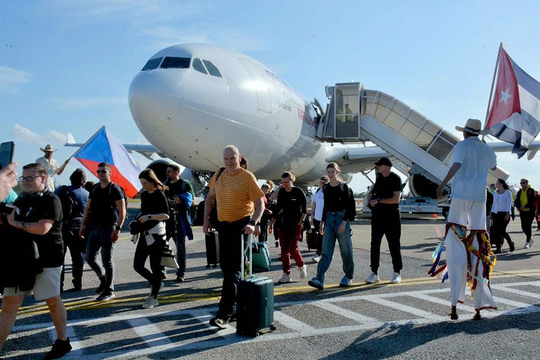 Llegada de turistas en vuelo desde Praga hasta Santa Clara.