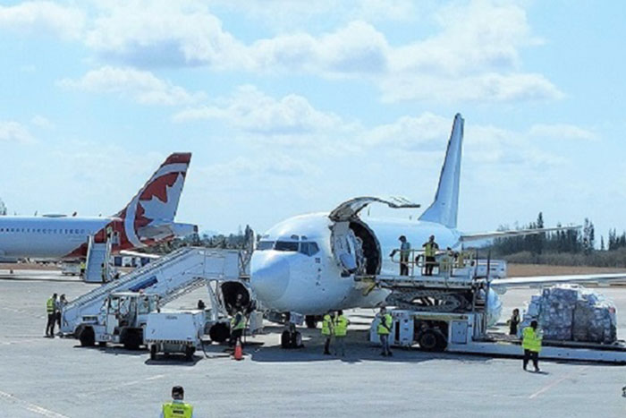 Descarga de avión en el aeropuerto internacional Abel Santamaría, de Santa Clara, Cuba.