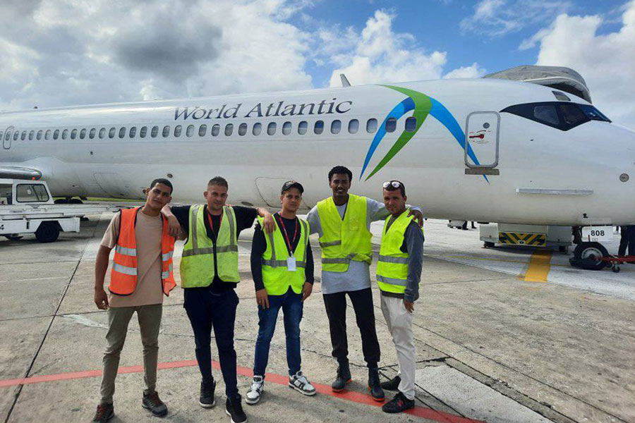 Trabajadores del aeropuerto internacional Abel Santamaría Cuadrado, de Santa Clara.