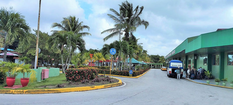 Vista exterior del aeropuerto internacional Abel Santamaría.