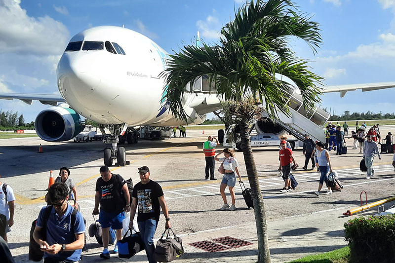 Llegada de vuelo de Madrid a Santa Clara, Cuba.