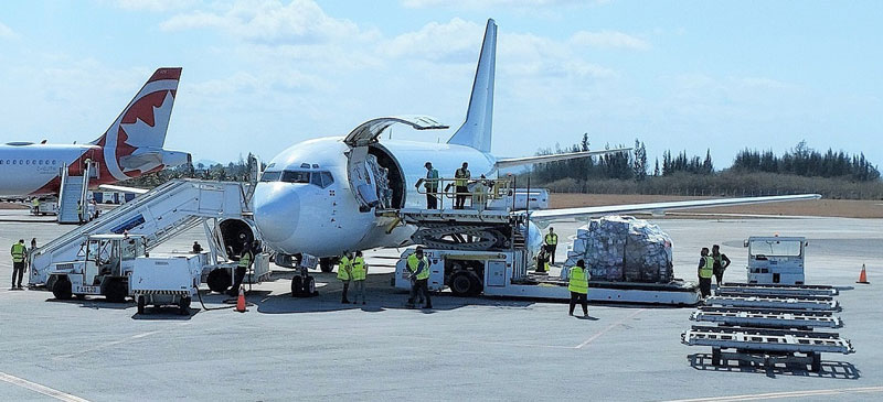 Transportación de carga en el aeropuerto Abel Santamaría.
