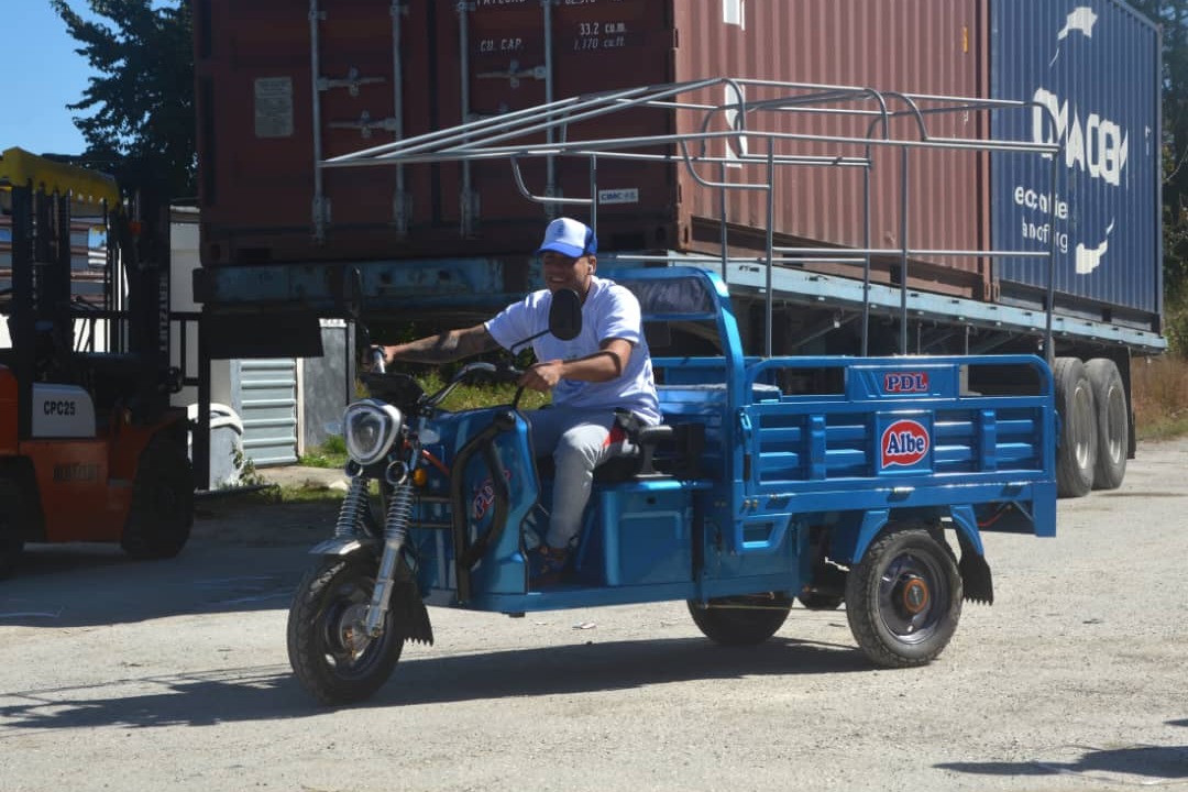 Triciclos que se preparan con la colocación de techos.