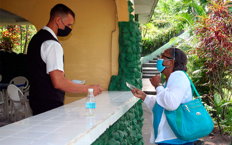 Cafeterí­a de la instalación de Campismo de Rí­o Seibabo.