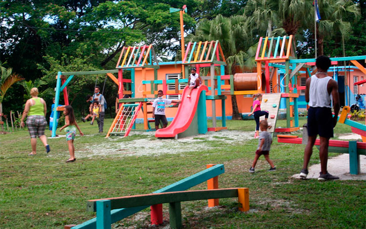 Parque infantil en instalaciones de Campismo en Villa Clara.