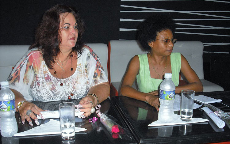 Regla Dayamí­ Armenteros Mesa (a la derecha), delegada del Mintur en Villa Clara, y Mayelí­n Dí­az Rodrí­guez, secretaria de la FMC en la provincia.